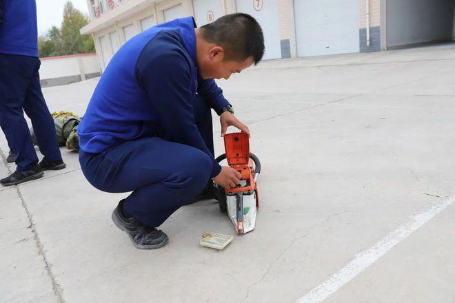 肃南县森林消防大队精心维护让手中的的装备随时处于备战状态